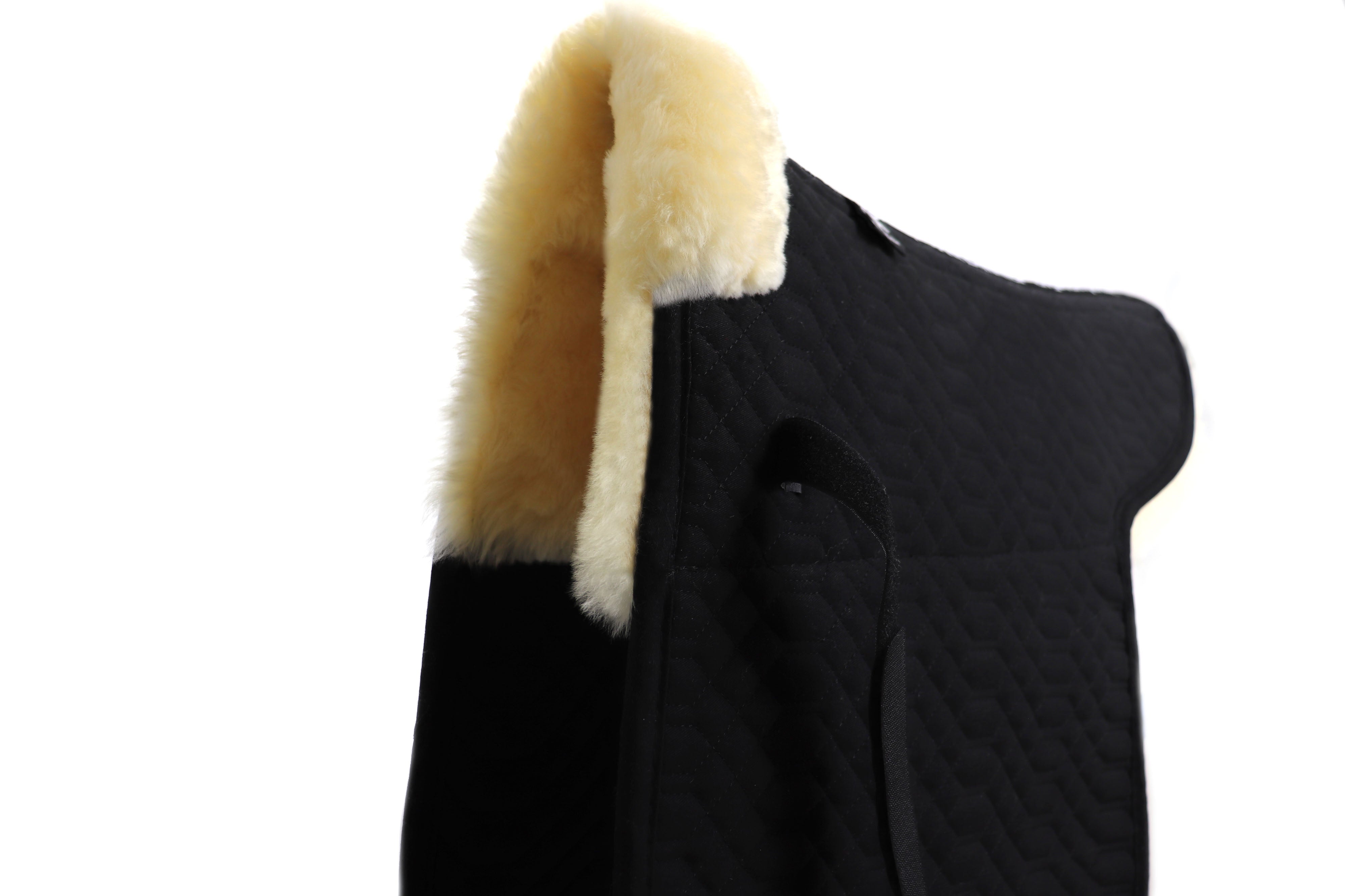 Die hochwertige Satteldecke aus Baumwolle und 100% australischem Merino Lammfell schont Isi und Reiter. Die komfortable Sattelunterlage mit Fell im Sattelsitzbereich und Fellkranz vorne ist speziell für Islandpferde entwickelte wurden. Von Engel Lammfell.