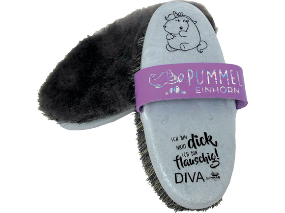 Diese flauschige Bürste Pummel Diva von Haas mit Lammfellkissen und umringt von einem Borstenkranz ist perfekt für ein glänzendes Finish – damit wird jedes Pferd zum Einhorn