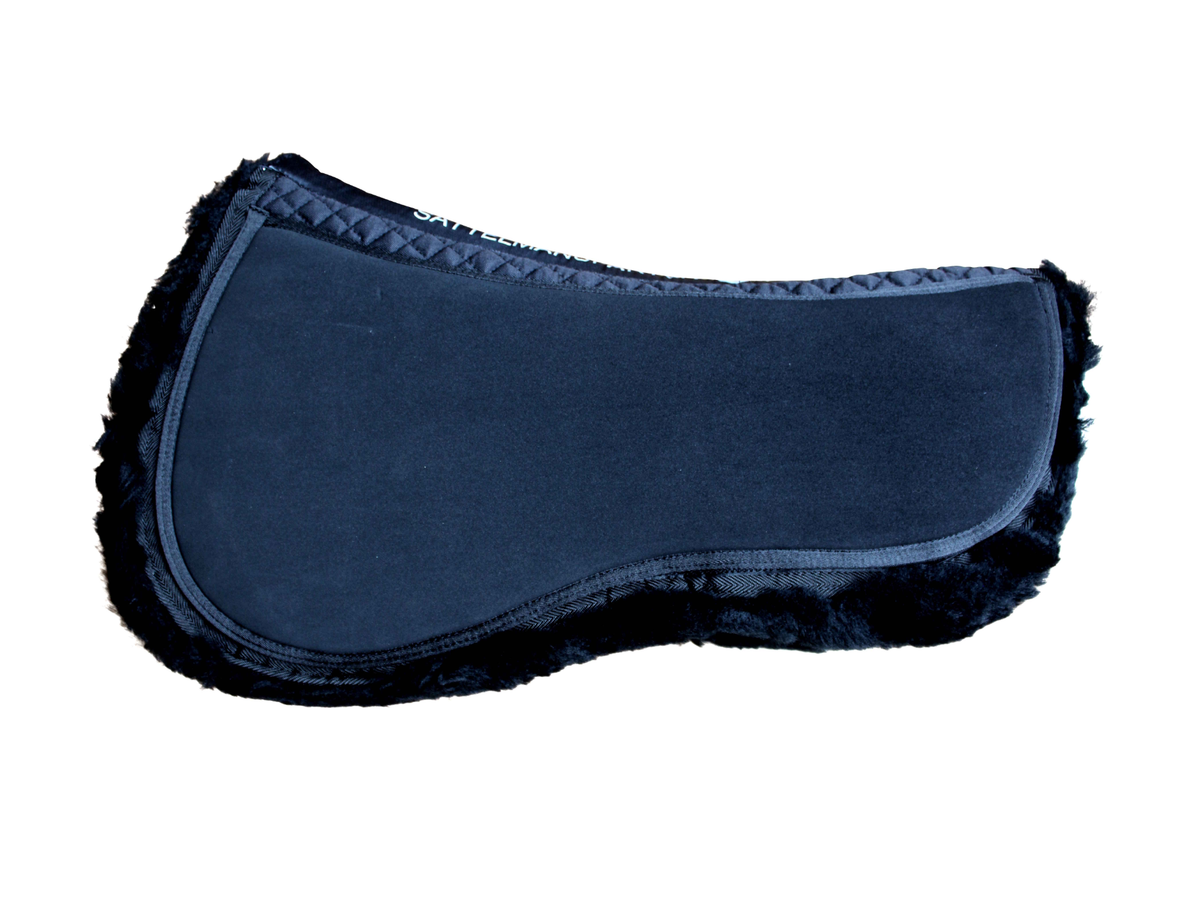 Schone Pferd & Sattel, mit dem Sattelpad Protec Plus Pad mit Lammfell und wirke Problemfällen, wie Ungleichheit des Pferdes oder Atrophie der Muskulatur, positiv entgegen, ohne, den sehr nahen Kontakt zum Pferd zu verlieren – mit zusätzlichem Kammersystem