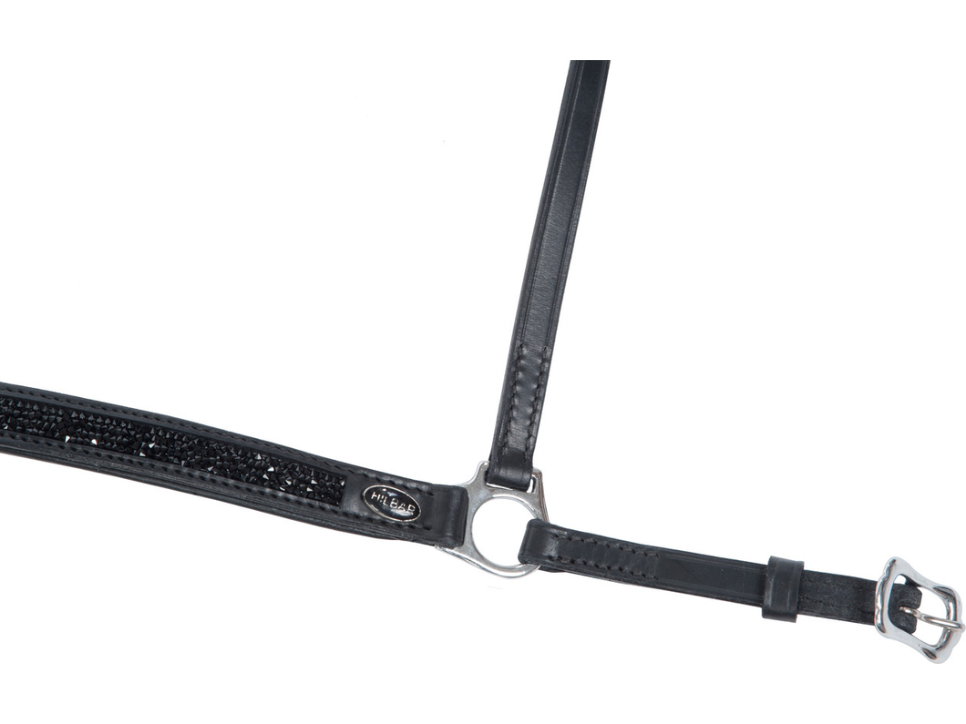 Der funkelnder hannoveranische Nasenriemen Black Rocks von Hilbar ist mit schwarzen Schmuckelementen veredelt