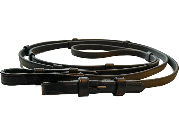 Der gut in der Hand liegende und mit Zaumhaken versehene Zügel, wird aus dem hochqualitativen und handfreundlichen Biothane® Material gefertigt, das zudem sehr pflegeleicht und langlebig ist