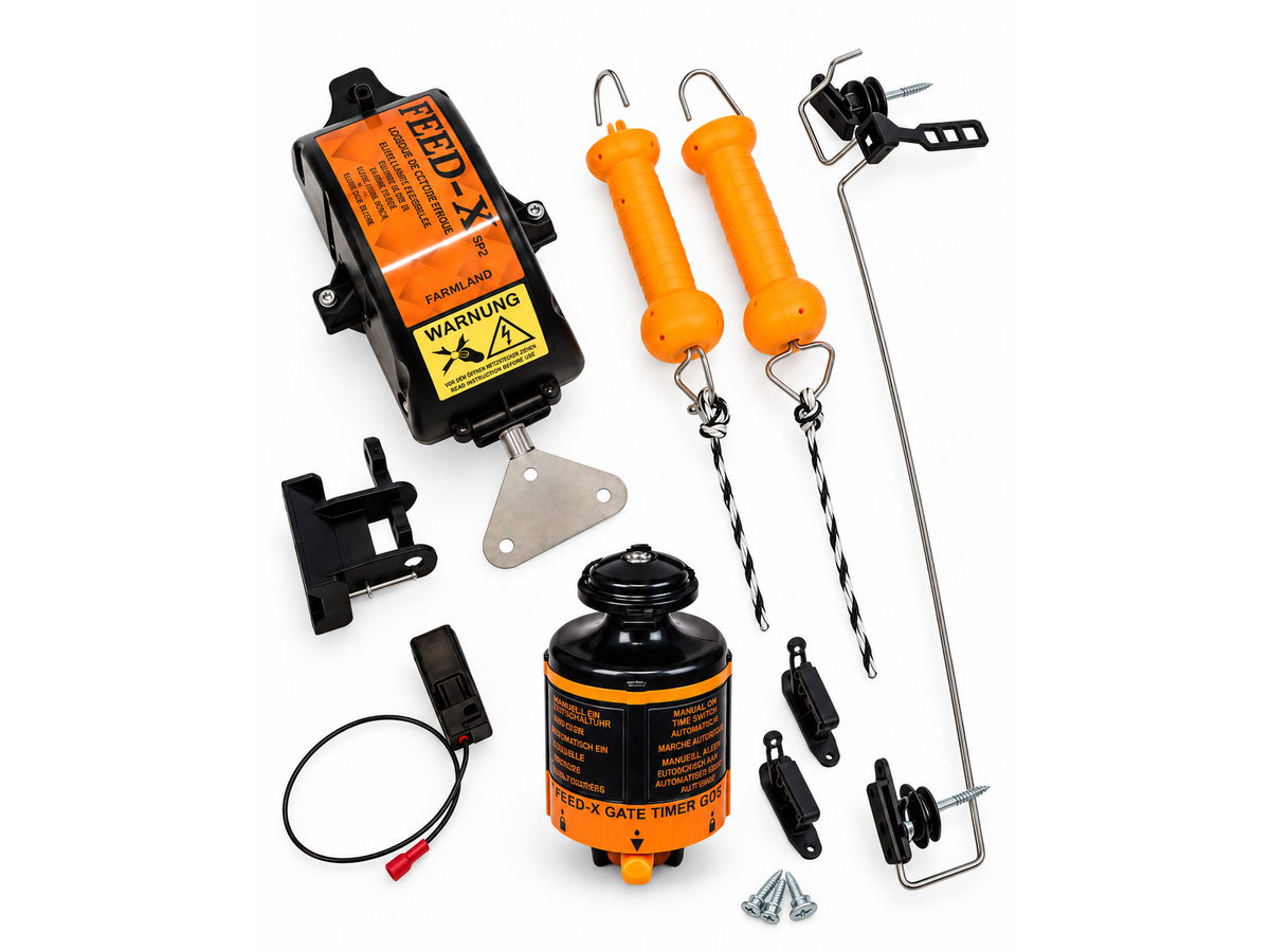 Feed-X G6DR Weidezauntor-Set mit Aufroller, zwei Torgriffen und mechanischer Zeitschaltuhr, freistehend auf weißem Hintergrund