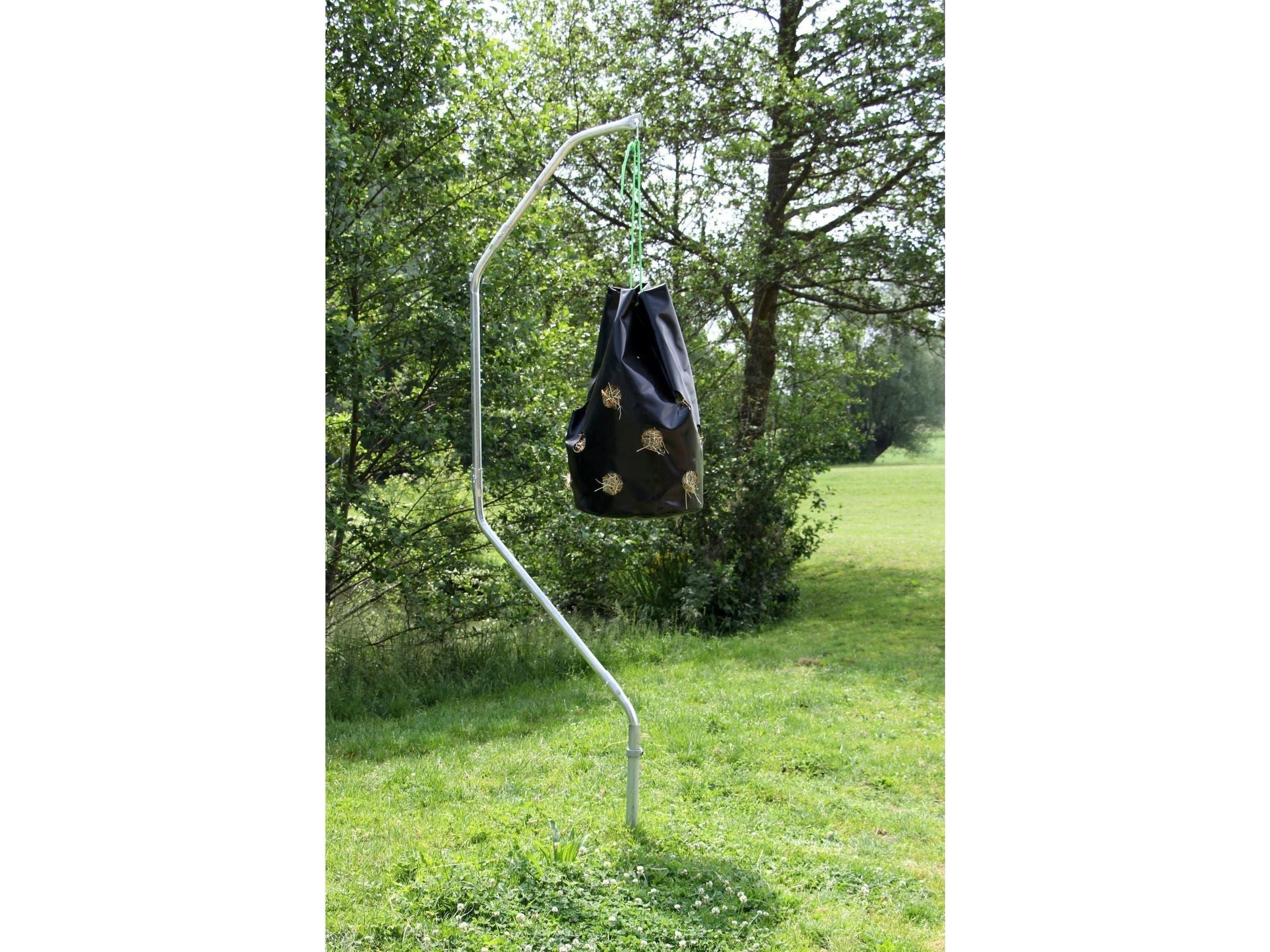 Mit der Bodenhalterung lässt sich der HayBag oder ein Heunetz für Pferde und Ponys ganz leicht auf der Wiese freischwebend aufhängen und flexibel umstecken