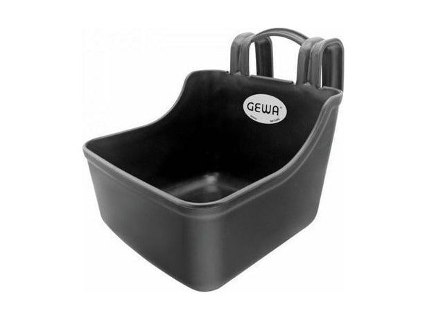 Mit diesem Einhängetrog mit Griff hast Du die Möglichkeit Dein Pferd flexibel zu füttern Entwickelt für den flexiblen Einsatz im Stall, kann dieser Einhängetrog an die Wand der Box oder zwischen Metallgitter gehängt werden. Der äußerst stabile Kunststoff garantiert eine lange Lebensdauer.