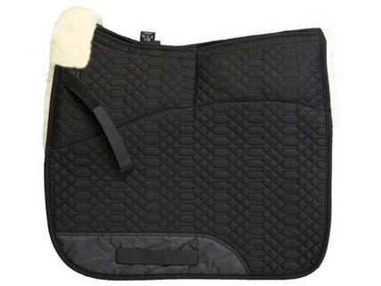 Die Korrektur Aufpolster Schabracke aus Baumwolle und 100% australischem Merino Lammfell schont Pferd und Reiter Die weiche Sattelunterlage mit Fell in Sattellage und Fellkranz vorne ist für Dressur und Vielseitigkeit Reiten zu kaufen.