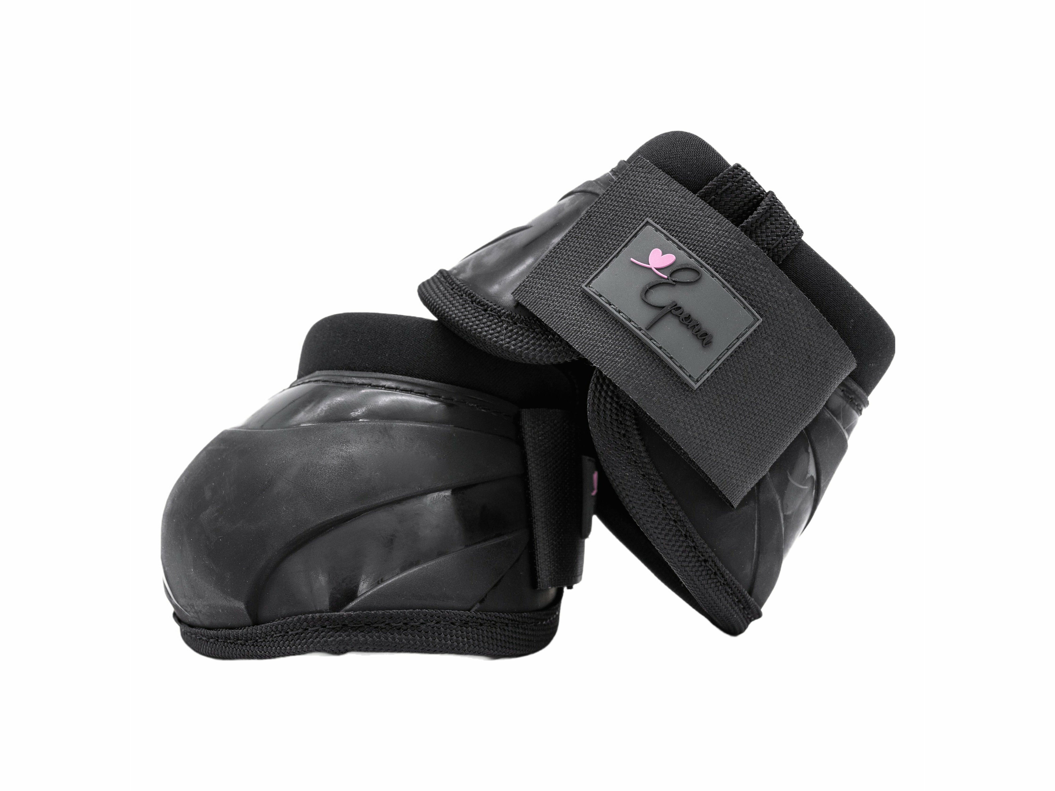 Hochwertige Hufglocke mit Klettverschluss für Dein Islandpferd Dank eines eingearbeiteten Stoppers wird das Drehen der Hufglocke verhindert. So wird optimaler Schutz vor Stößen an Huf, Kronrand und Ballen sichergestellt. Das strapazierfähige Außenmaterial wird im Innenbereich durch weiches Neopren ergänzt und verhindert dadurch Scheuerstellen.