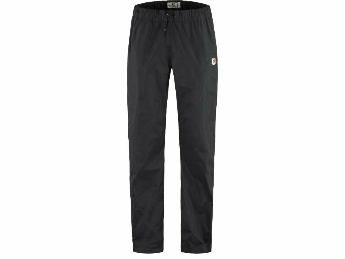 Mit der wasserdichten und atmungsaktiven Regenhose High Coast Hydratic Trousers von Fjällräven sind Ausritte oder abäppeln bei Regen, ohne nass zu werden, kein Problem mehr