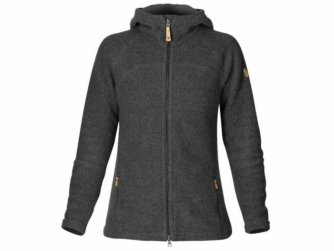 Die bequeme Fleecejacke Kaitum von Fjällräven für Damen eignet sich beispielsweise im Winter hervorragend als wärmende Zwischenschicht unter der Reitjacke