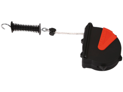 Mit Flexigate können Sie Koppeleingänge einfach und bequem unter Strom setzen. Bei jedem Öffnen wird das Elektroband bzw. -Seil von einer Stahlfeder eingerollt.