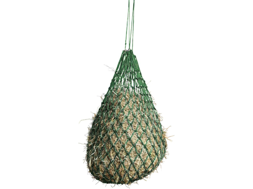 Heunetz mit engen Maschen zur Befestigung an Boxenwänden, Offenställen, Panels, usw.     Ein engmaschiges Heunetz bietet verschiedene Vorteile: Verlängerung der Fresszeiten, Vermeidung von Futterneid usw.    • Maschenweite: 5 x 5 cm • mit Aufhängeringen • Farbe: grün