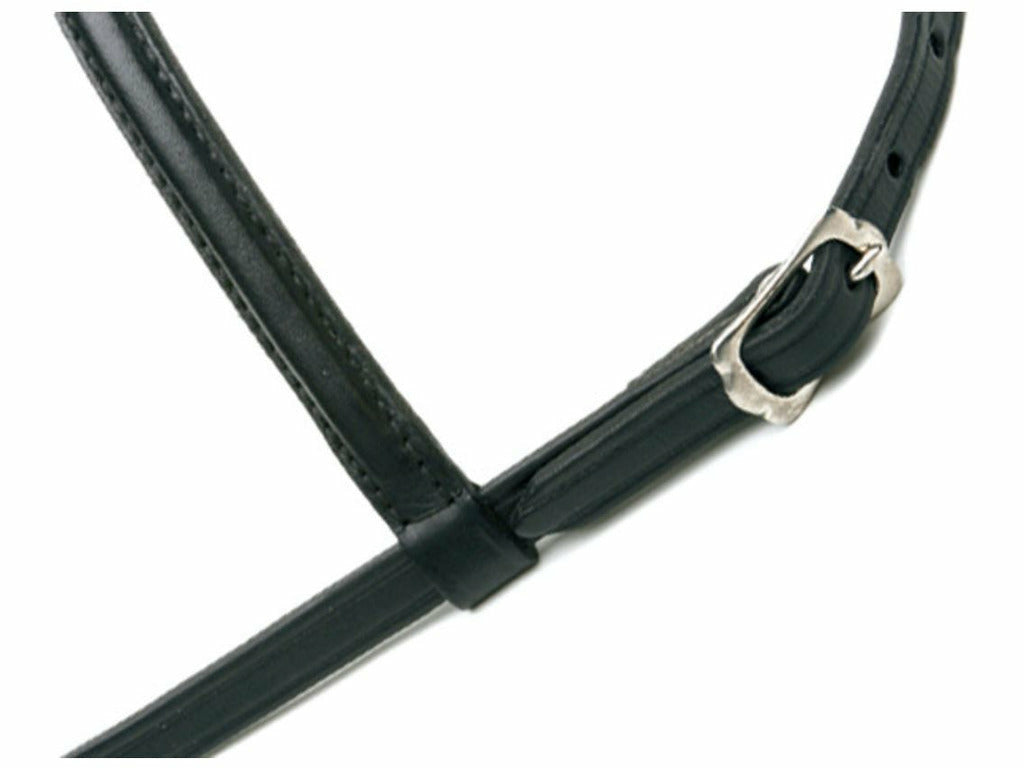 Das flache, in schlichtem schwarz gehaltene Kopfstück mit Stirnriemen sowie Chromschnallen, ist aus hochwertigem Leder gefertigt und ist passend zu allen flachen Hilbar Nasenriemen und Sperrhalftern