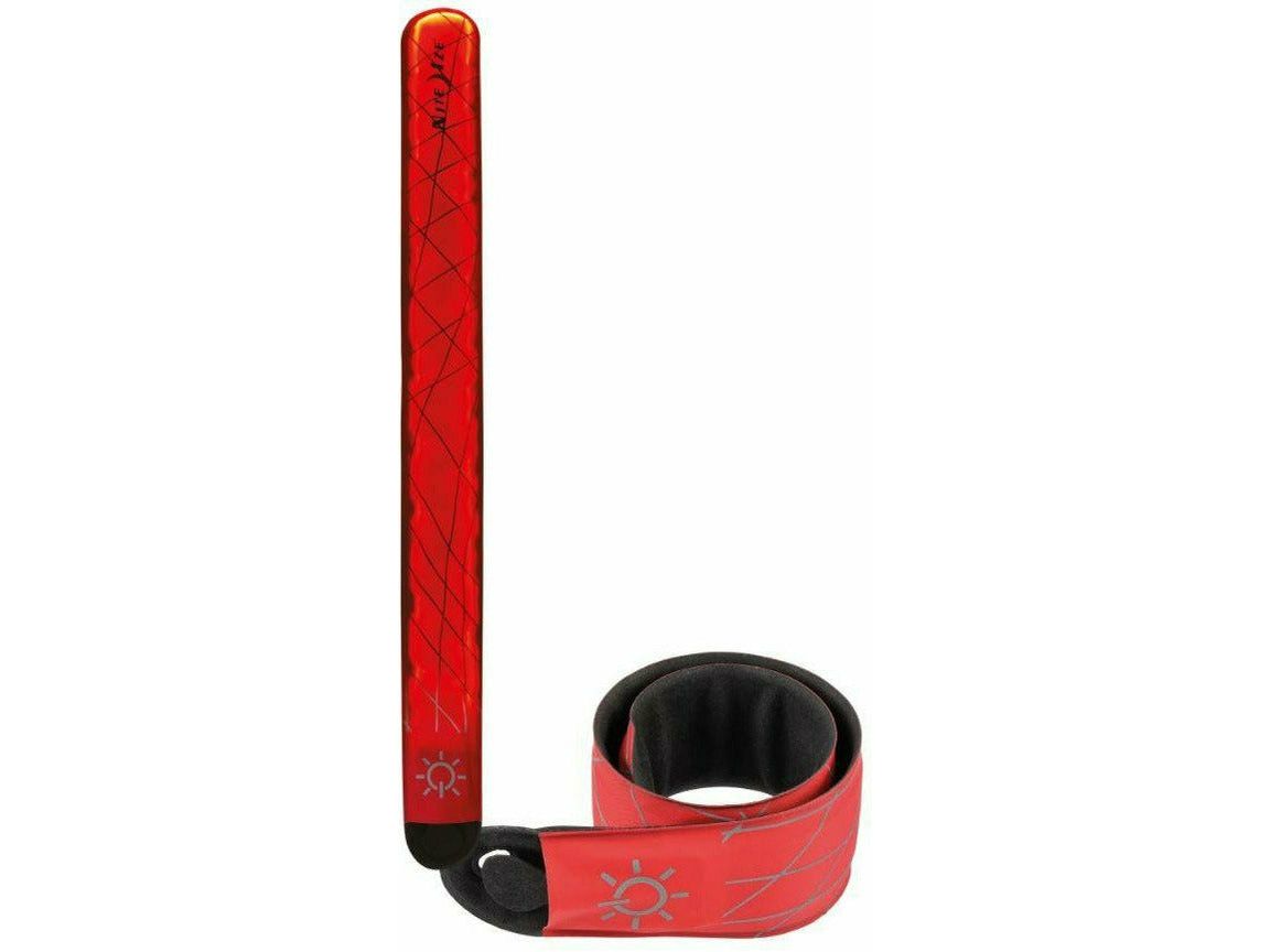 Sorge jetzt mit dem aufrollbaren, hochwertigen LED Leuchtband vom Qualitätshersteller Nite Ize für Sicherheit bei Dunkelheit und Schlechtwetter – ganz einfach und sicher am Reiter oder Pferd per Andrehen flexibel zu befestigen Das Nite Ize SlapLit besteht aus strapazierfähigem Nylon, ist mit einem reflektierenden Spinnweb-Muster versehen und wird von einer hellen, leicht zu aktivierenden LED betreiben, die das ganze Band erleuchtet.