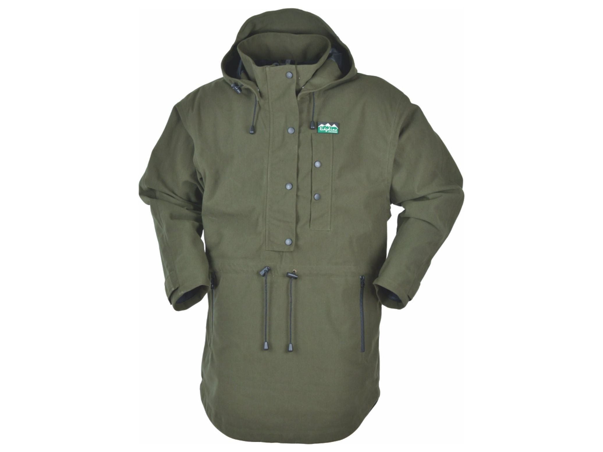 Die langgeschnittene Nässeschutzjacke Monsoon Classic Smock von Ridgeline, mit einer geräuscharmen Membran sowie einer Wassersäule von 10.000 mm, hält Dich auch bei starkem Regen bei Deinen Pferden oder beim Abäppeln des Offenstalls trocken