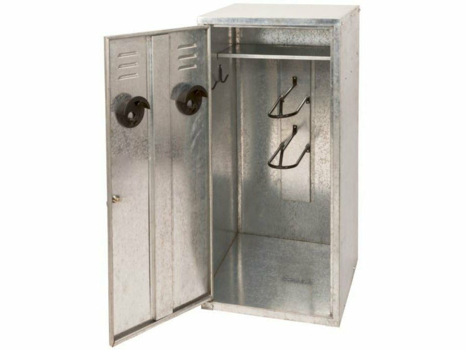 Im Sattelschrank lassen sich der Pferdesattel, Trense und weiteres Reitzubehör ganz einfach verstauen