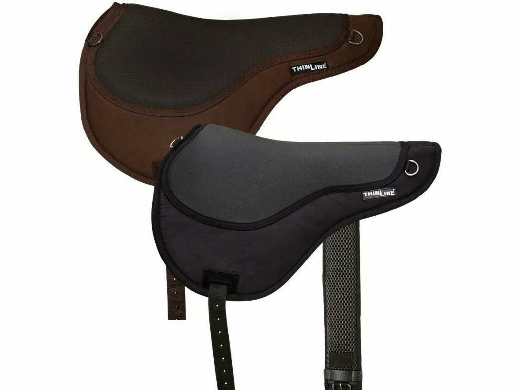 Dieses rutschfeste, atmungsaktive, stoßdämpfende ThinLine Reitkissen Comfort, kommt in eleganter Wildleder-Optik und Waffelgewebe auf der Unterseite daher