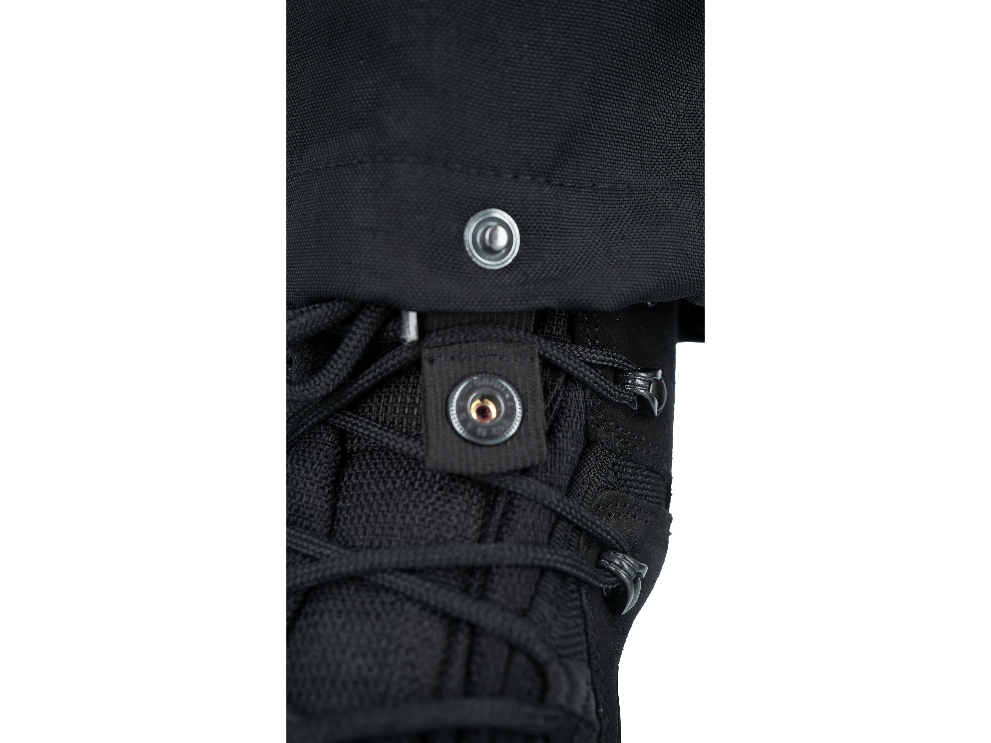 3PF Einsatzhose Detail, Hosensaum mit Stiefel-Connector und Druckknopf