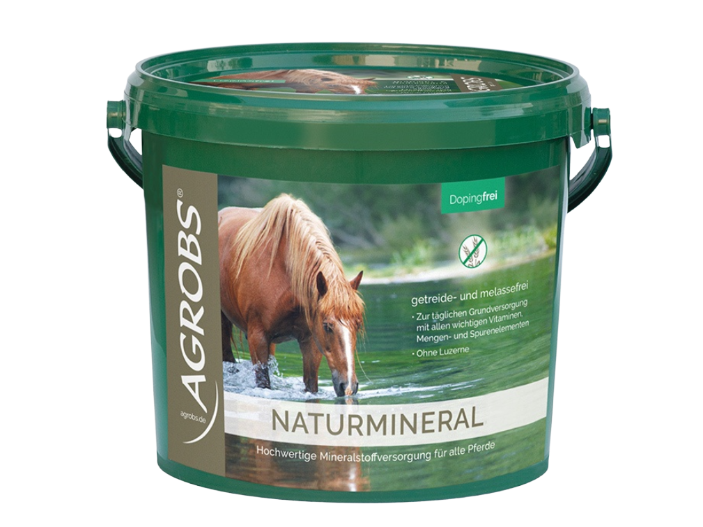 Agrobs Naturmineral – Hochwertige Mineralstoffe und Vitamine für alle Pferde.
Agrobs Naturmineral schließt die Lücke zwischen den Nährstoffdefiziten im Raufutter und dem Bedarf des Pferdes an Mineralien und Vitaminen. Bei täglicher Fütterung werden so ernährungsbedingte Mängel ausgeglichen.