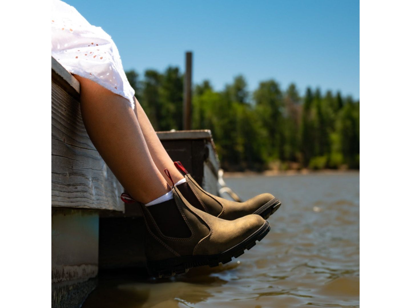 Redback Ironbark Boots als Freizeit- und Stallboot am Wasser getragen