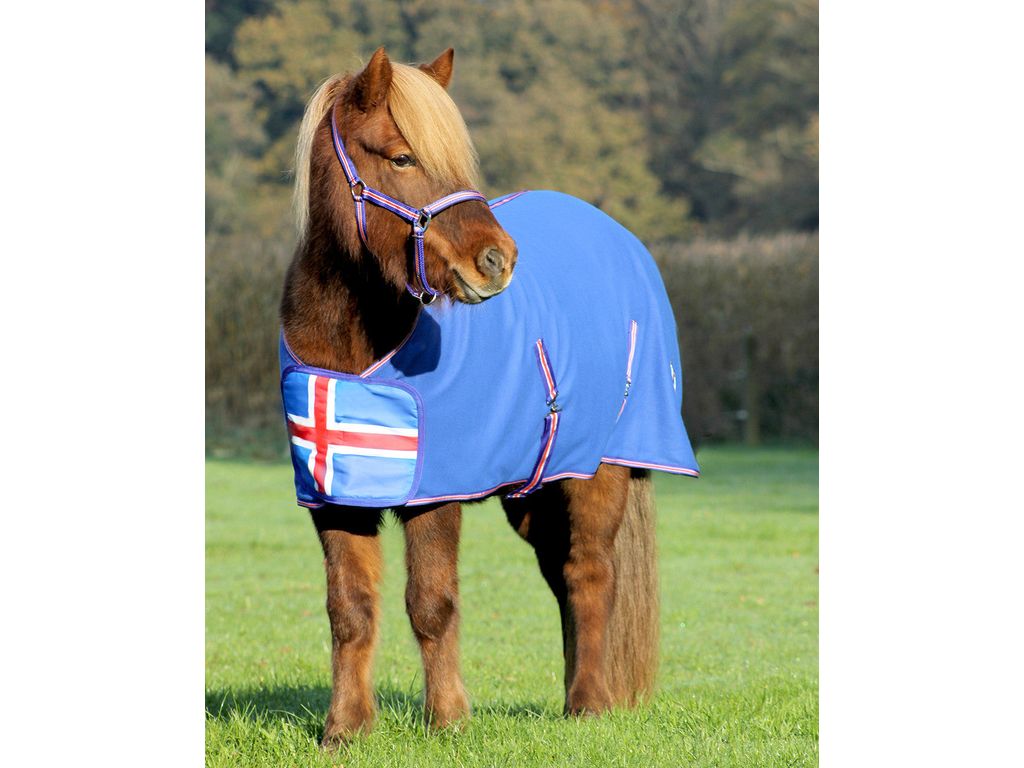 Luxuriöse Fleecedecke in den Farben der Islandflagge für Dein Islandpferd&nbsp; – ausgestattet mit einem doppelten Brustverschluss mit T-Schnallen
