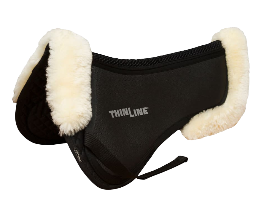 Das ThinLine Trifecta Sattelpad mit Fellkranz vorne & hinten verbindet den klassischen Look von Lammfell mit einer entscheidenden Stärke: maximaler Komfort ohne unnötige Materialdicke. Dank des originalen ThinLine-Materials bietet dieses Sattelpad 95% Stoßabsorption und ist somit ideal für alle Pferde und Ponys bei denen ein ruhiger Sitz, eine stabile Sattellage und rückenfreundlicher Komfort entscheidend sind
