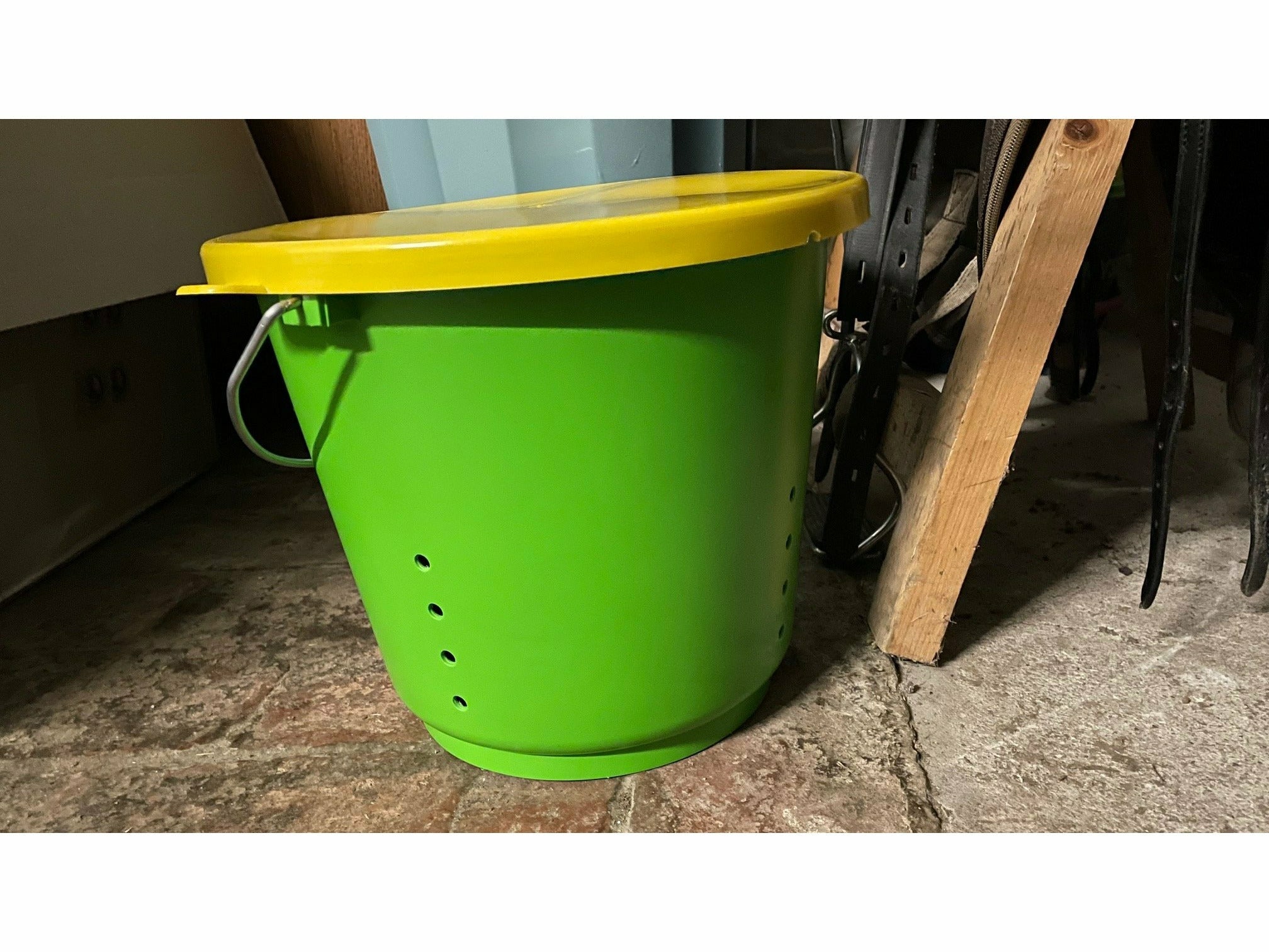 Icelandic Horse ventilated bucket for bread, carrots, apples etc., 12 liters, including lid