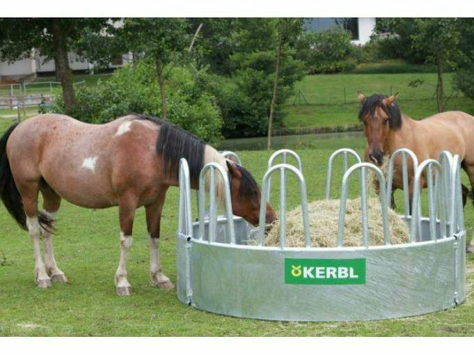 Diese Rundraufe für Pferde mit zwölf Fressplätzen, ist ideal für für Normal- und Rundballen geeignet